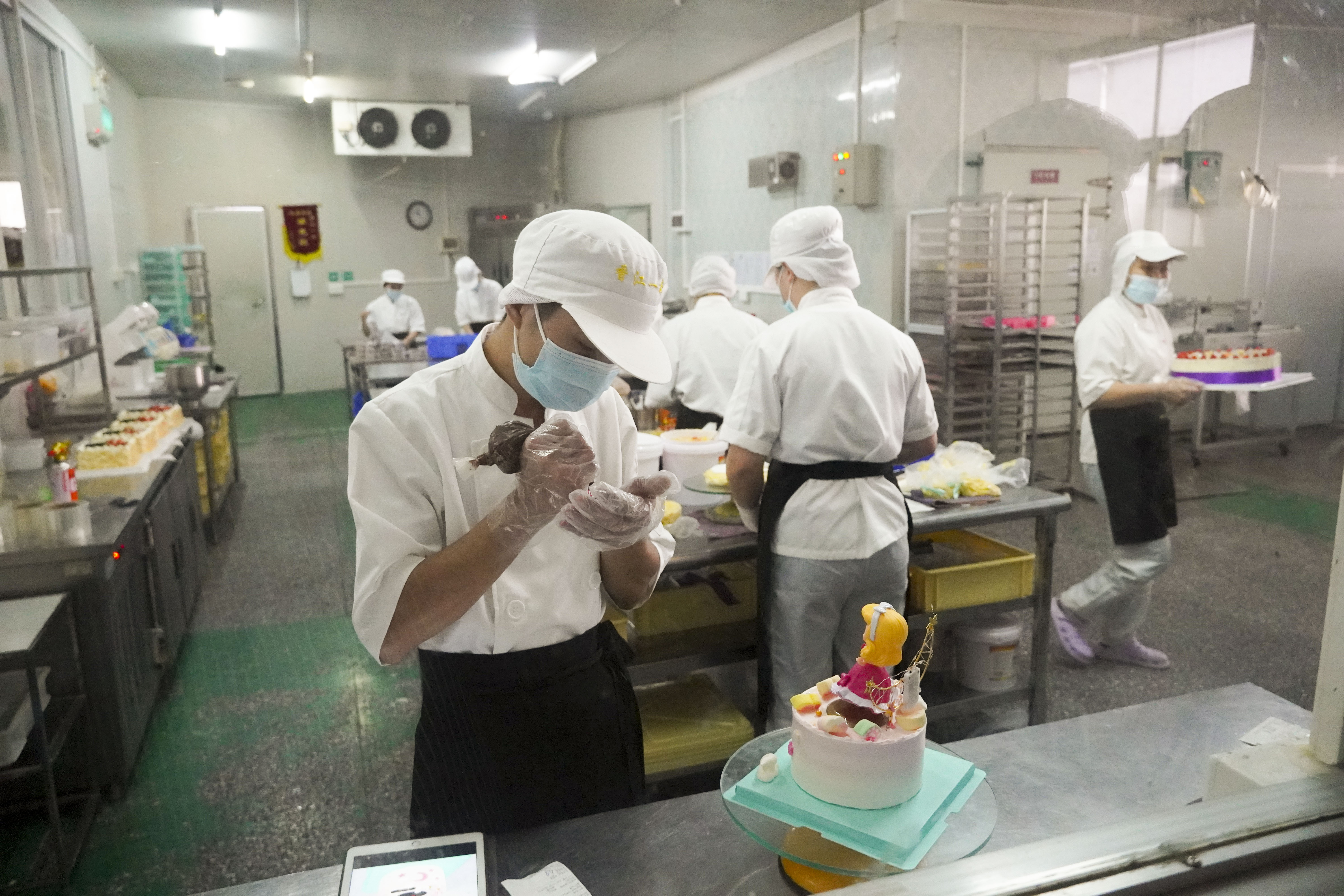 3.香江一本工作人员在制作蛋糕.jpg